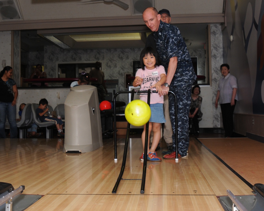 Misawa Sailors host Japanese students for bowling