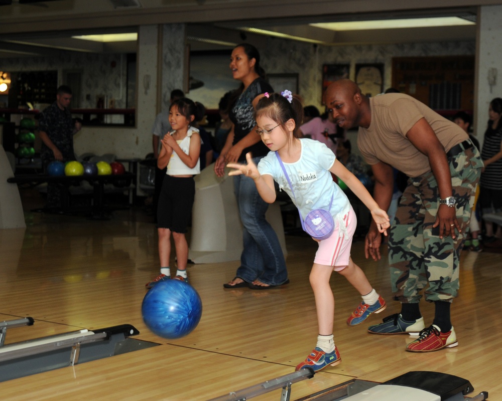 Misawa Sailors host Japanese students for bowling