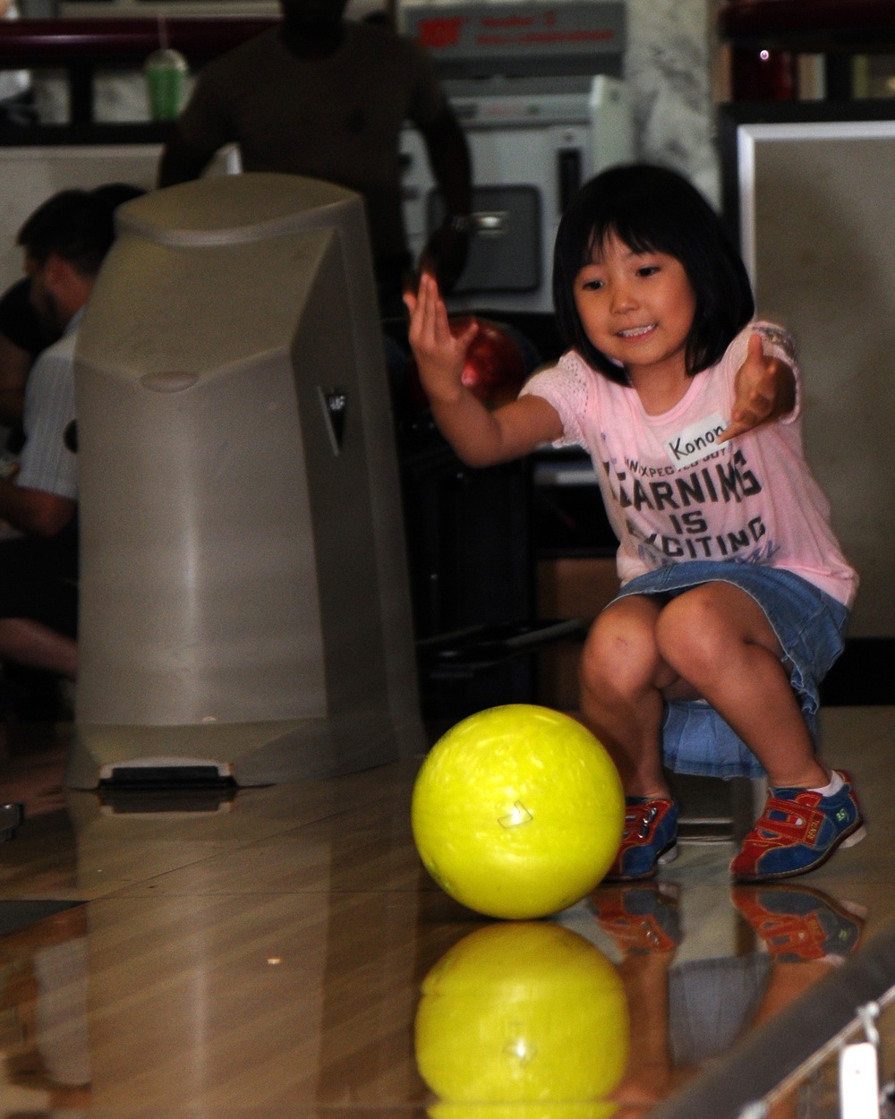 Misawa Sailors host Japanese students for bowling