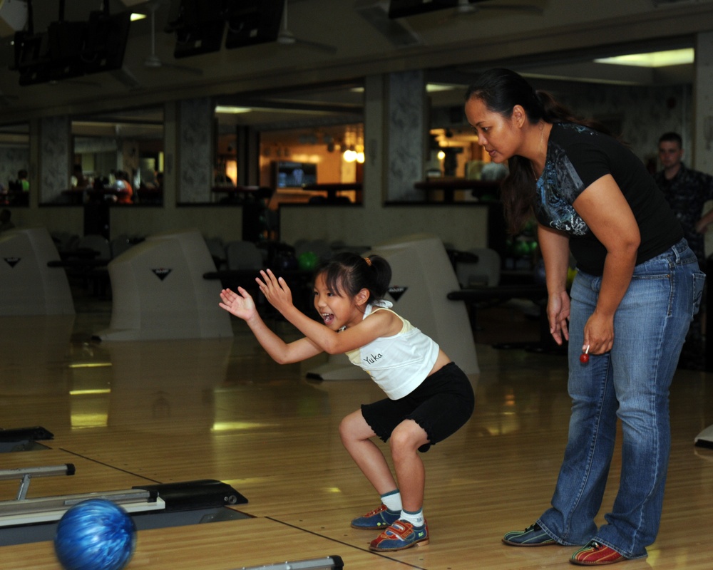 Misawa Sailors host Japanese students for bowling