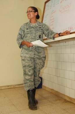 New Horizons security forces teach English to Panamanian hosts