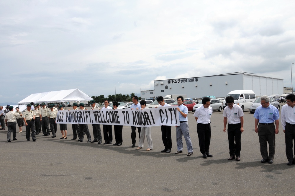 USS Vandegrift Arrives in Aomori