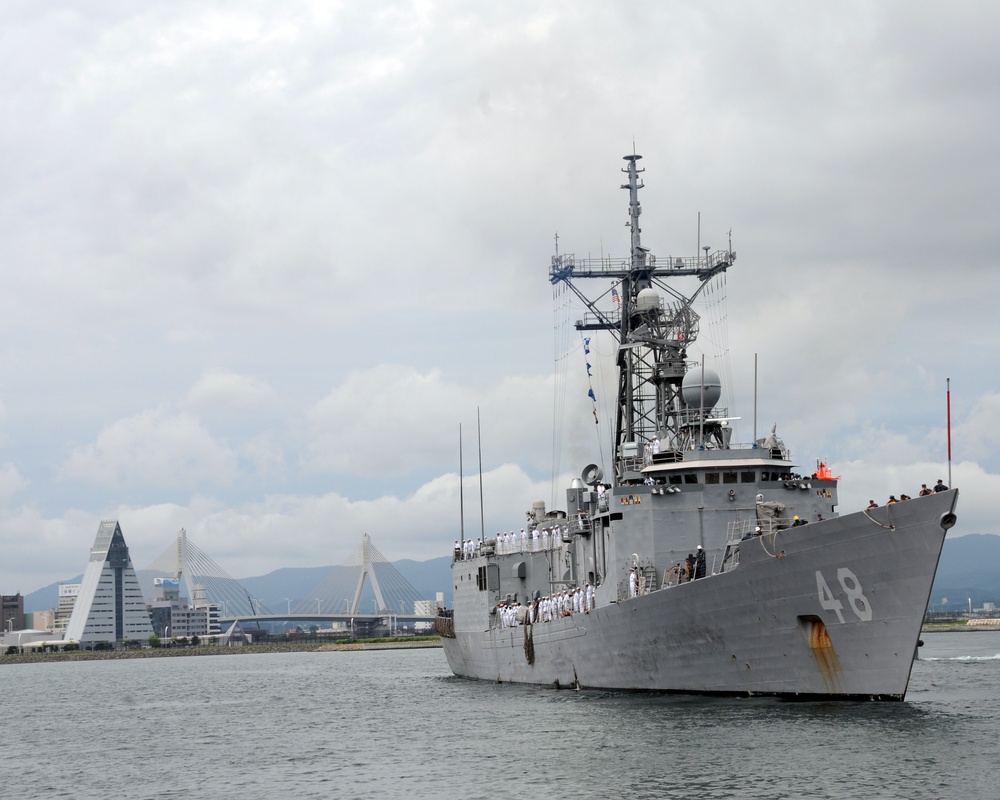 USS Vandegrift Arrives in Aomori