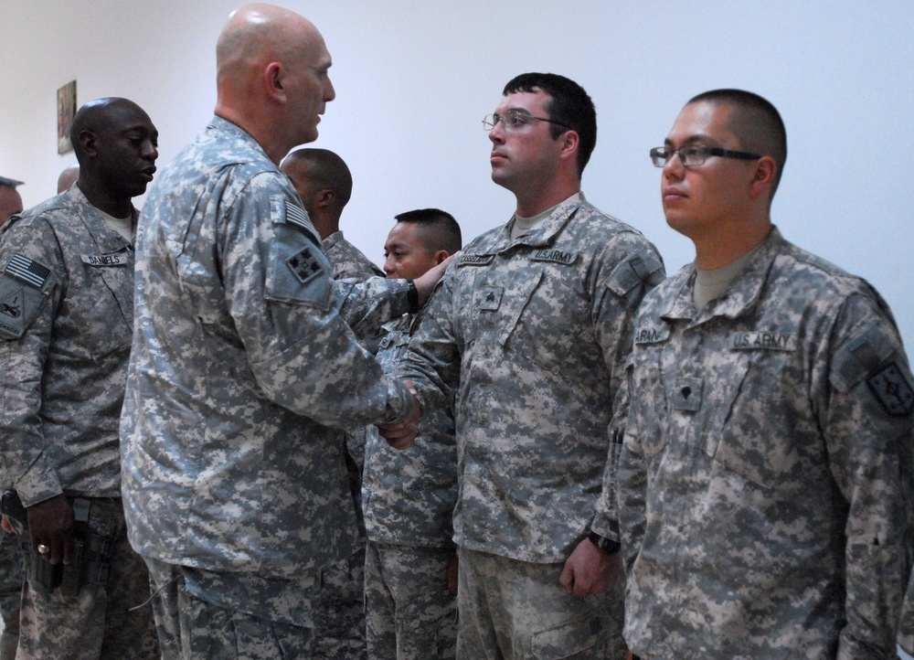 USF-I Commander, CSM Visits 'Ready' Soldiers