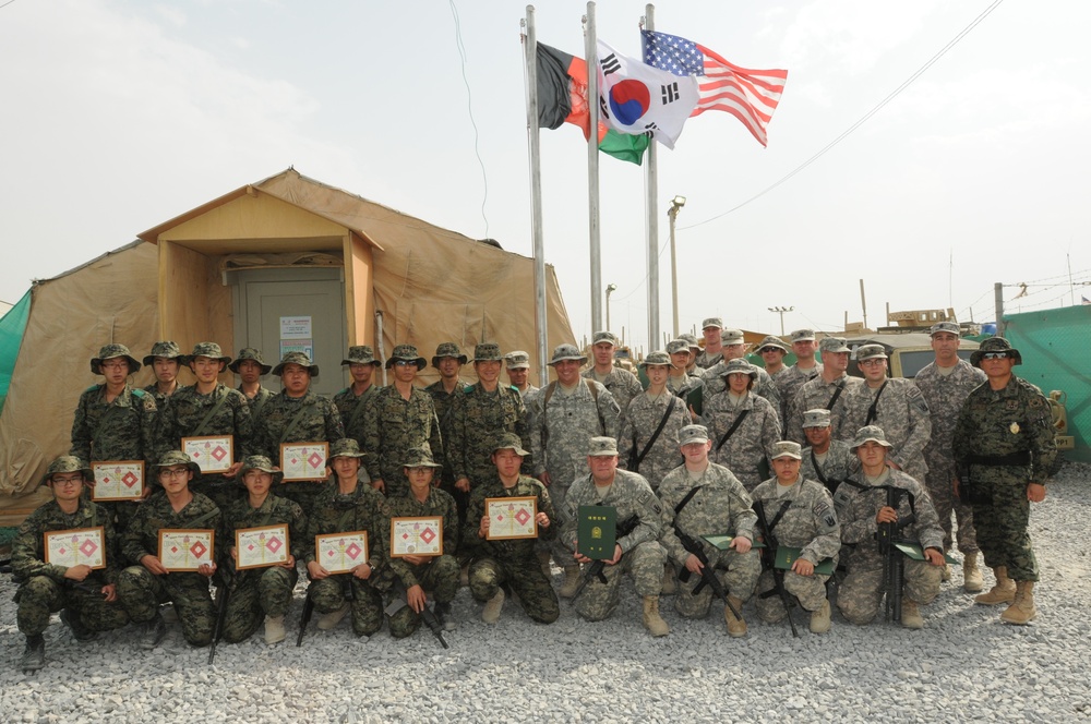 US and Korea Soldiers Exchange Certificates