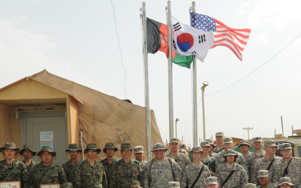 US and Korea Soldiers Exchange Certificates