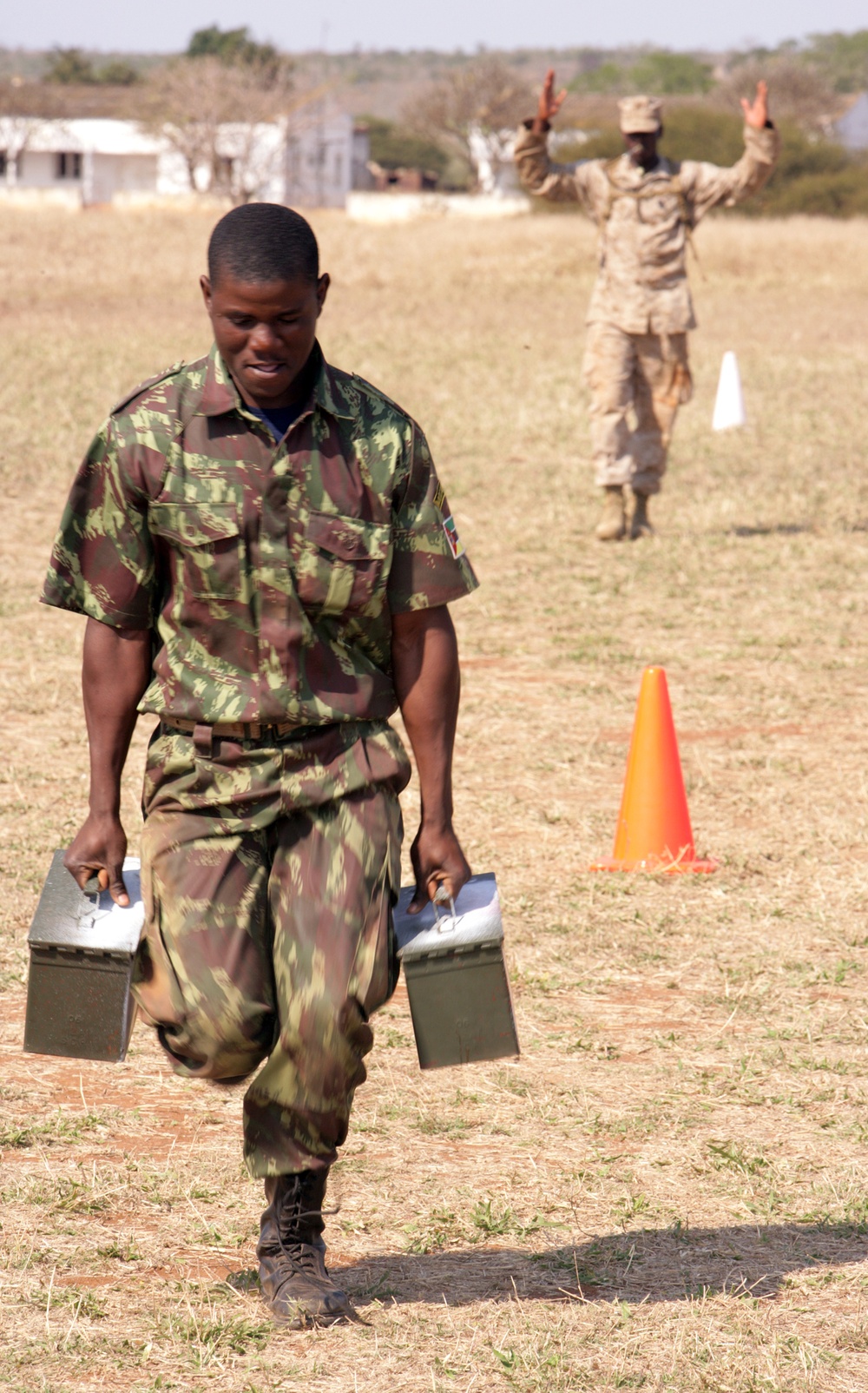 Mozambicans, Marines enjoy combat fitness test together