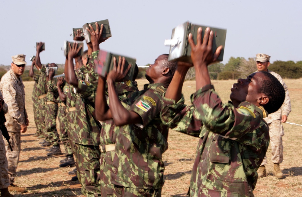 Mozambicans, Marines enjoy combat fitness test together