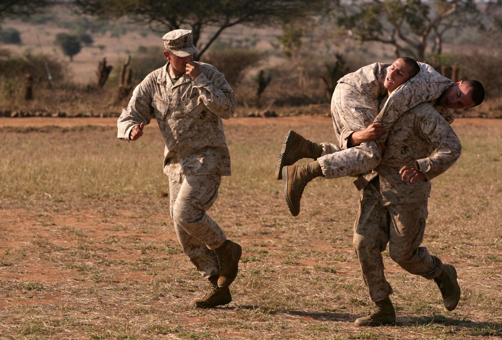 Mozambicans, Marines enjoy combat fitness test together