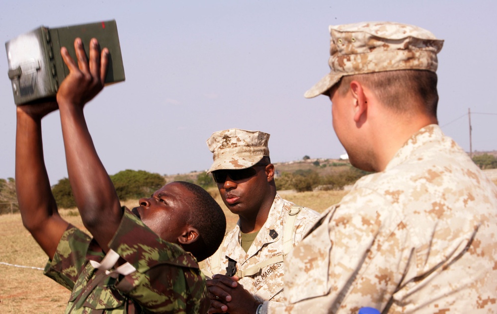 Mozambicans, Marines enjoy combat fitness test together