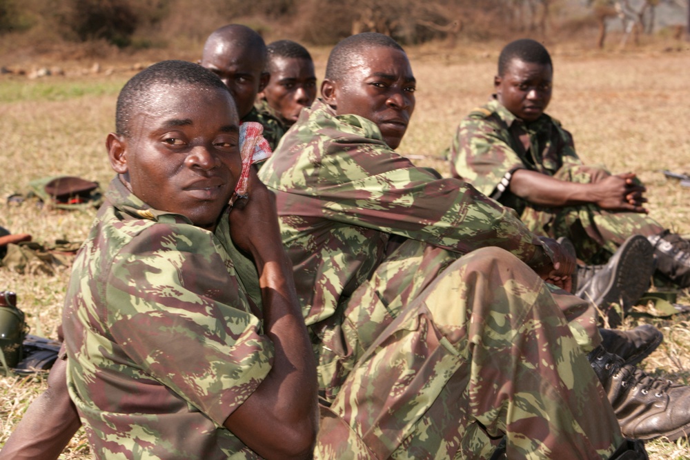 Mozambicans, Marines enjoy combat fitness test together