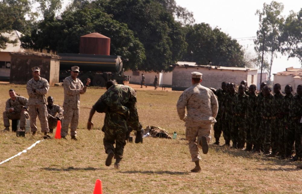 Mozambicans, Marines enjoy combat fitness test together