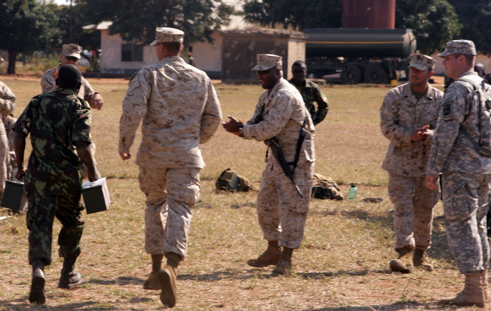 Mozambicans, Marines enjoy combat fitness test together