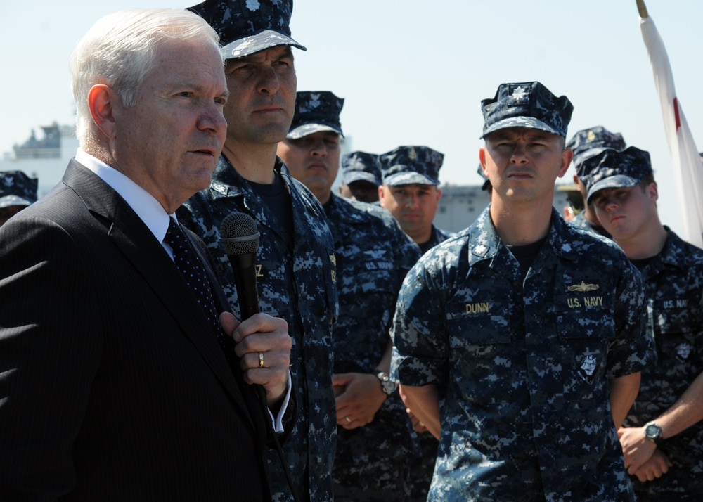 Gates visits USS Higgins