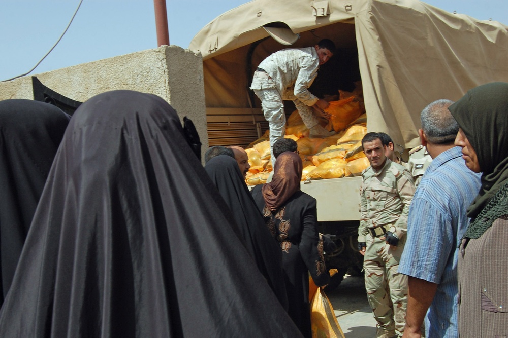 In preparation for the fast: IA soldiers feed 200 needy families in Tarmiyah