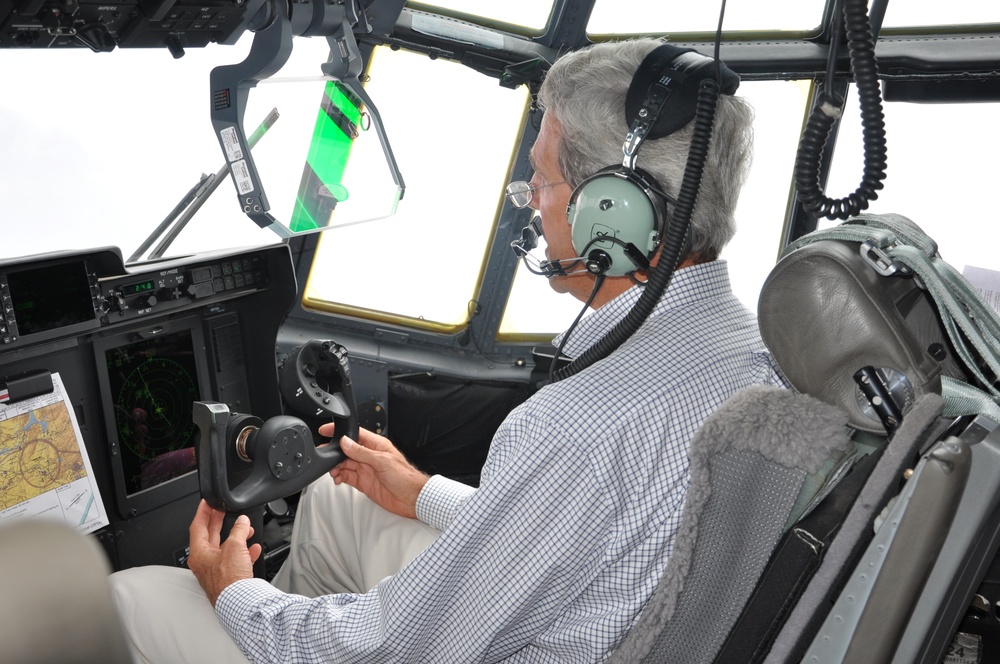 Senator Kerry Tours Flood-ravaged Pakistan