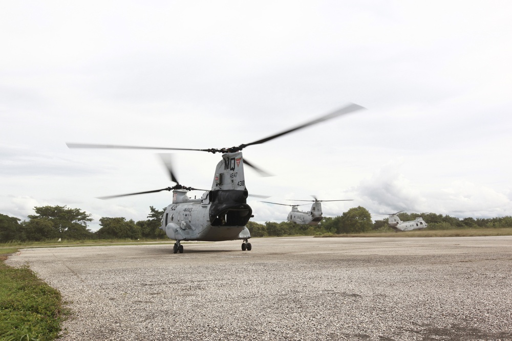 HMM-774 soars through Colombia sky