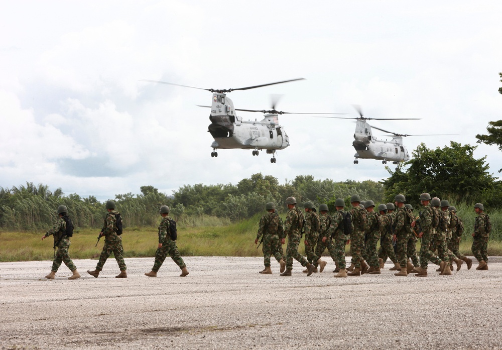 HMM-774 soars through Colombia sky