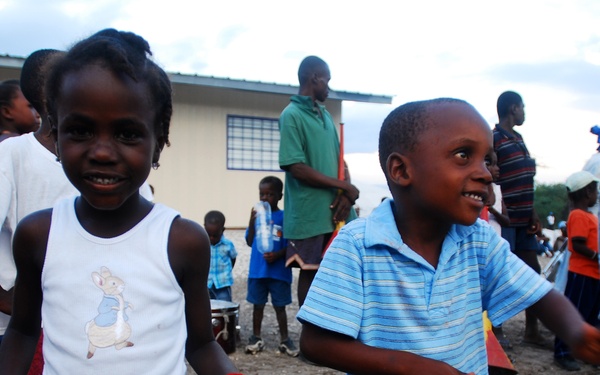 Local Community Gives Thanks to Task Force Kout Men Troops