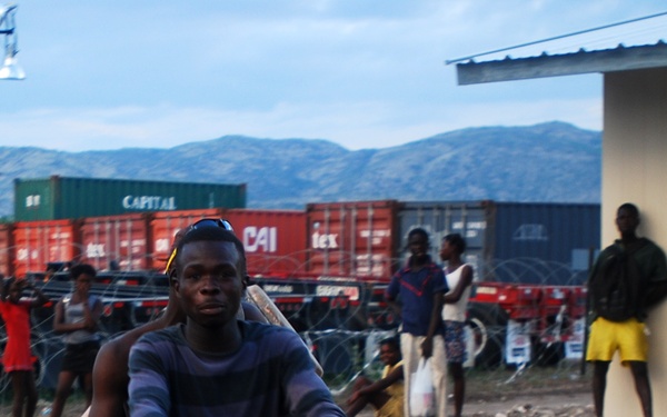 Local Community Gives Thanks to Task Force Kout Men Troops