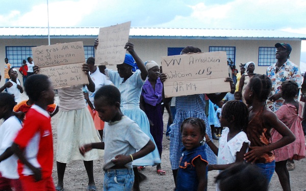 Local Community Gives Thanks to Task Force Kout Men Troops