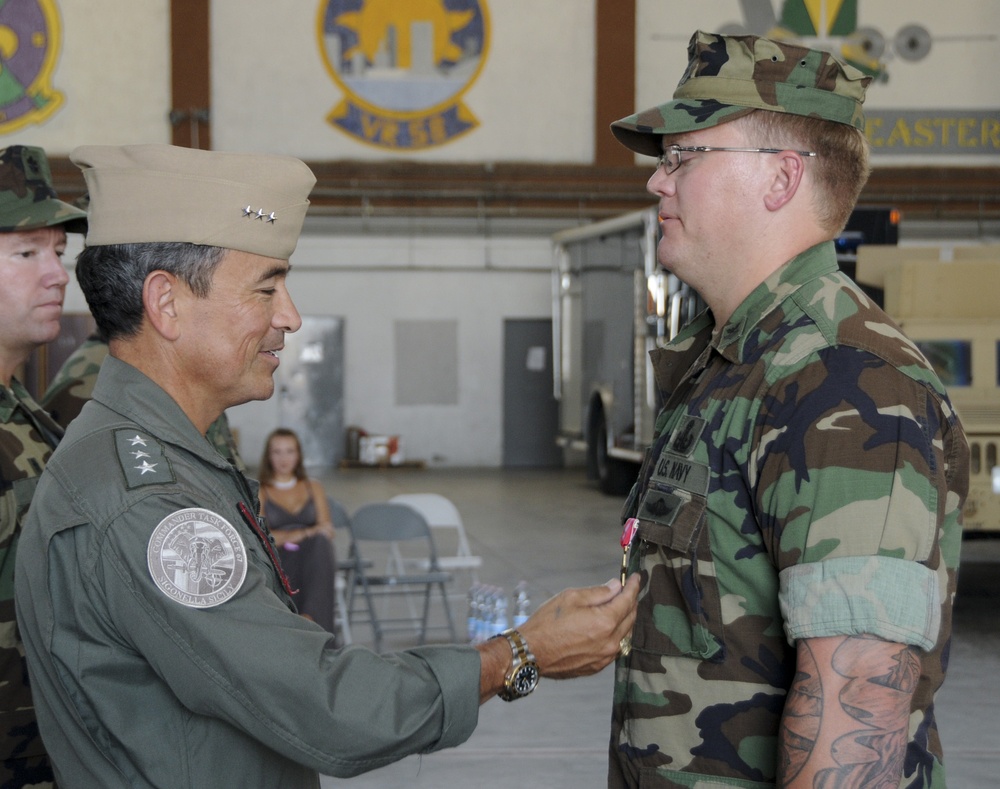 VADM Harris Visits EOD Mobile Unit 8