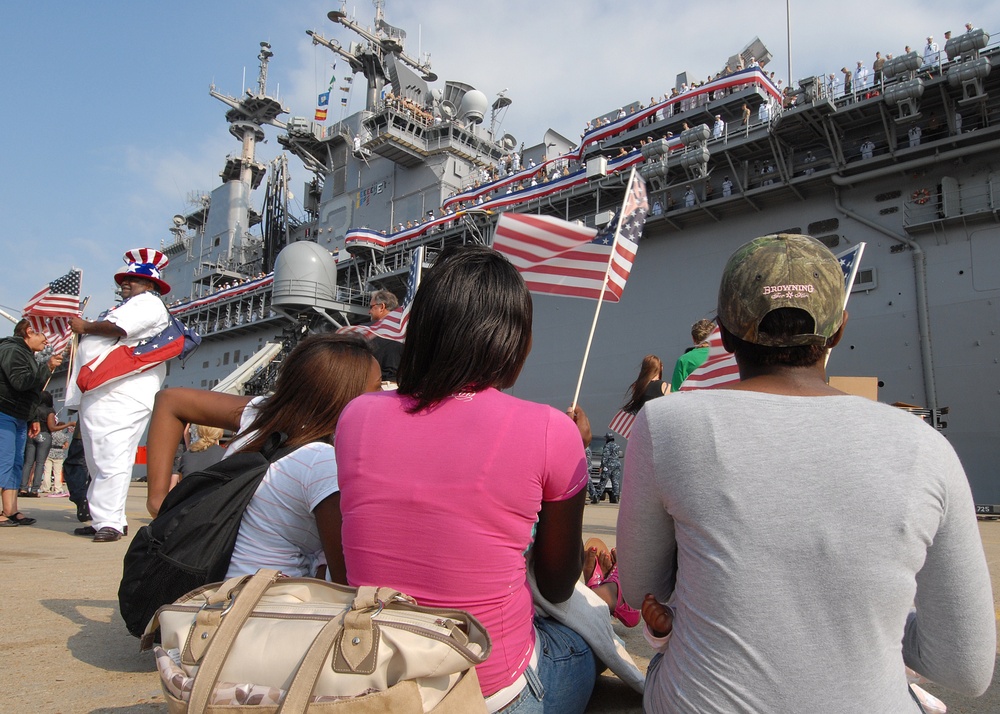 USS Kearsarge departs