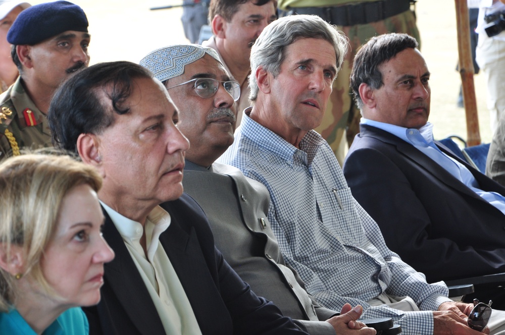 Senator Kerry Tours Flood-ravaged Pakistan