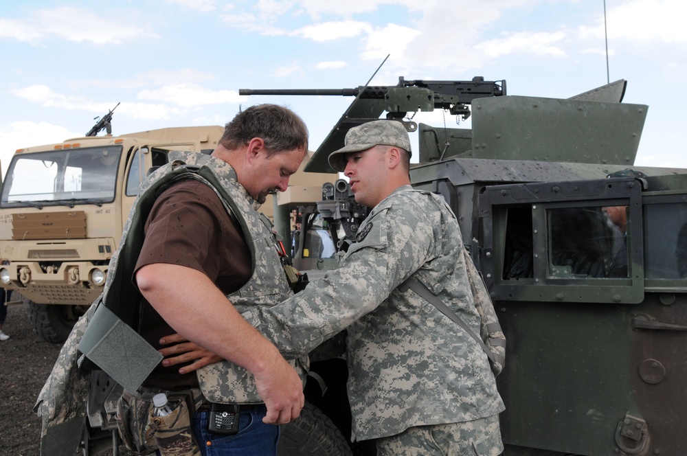 Civilian employers visit citizen-soldiers training for deployment