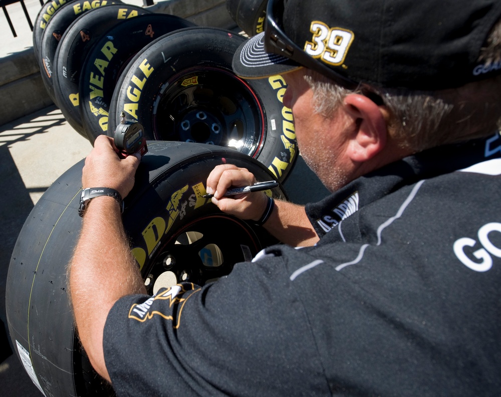 Army Reserve Races in the NASCAR Sprint Cup Series Emory Healthcare 500-First 100 Laps