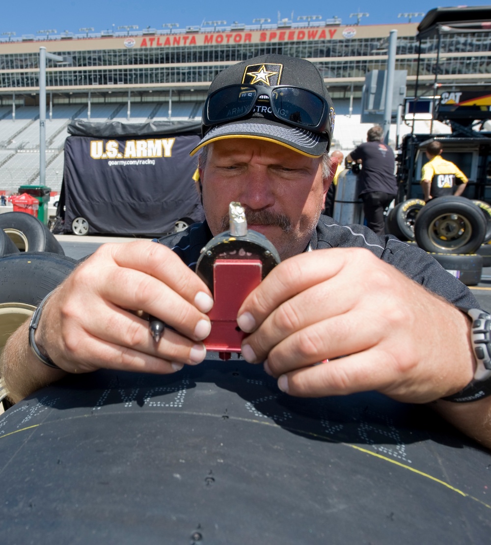 Army Reserve Races in the NASCAR Sprint Cup Series Emory Healthcare 500-First 100 Laps