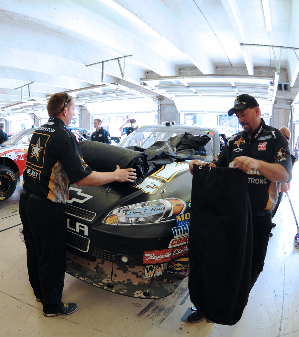 Army Reserve Races in the NASCAR Sprint Cup Series Emory Healthcare 500-First 100 Laps