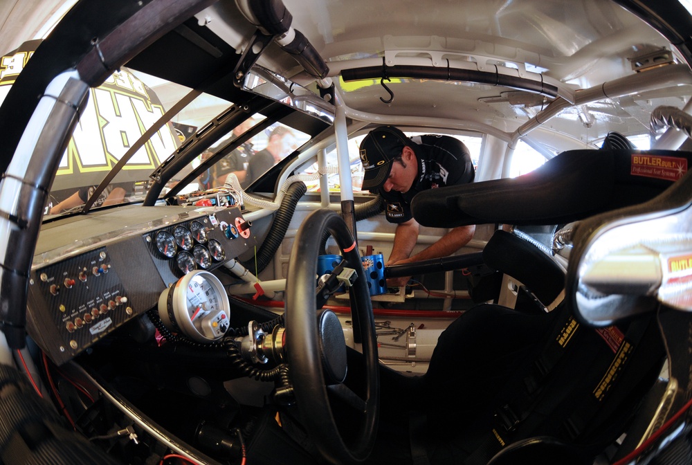 Army Reserve Races in the NASCAR Sprint Cup Series Emory Healthcare 500-First 100 Laps