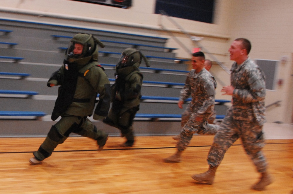 Soldiers Race in Bomb Technician Suits