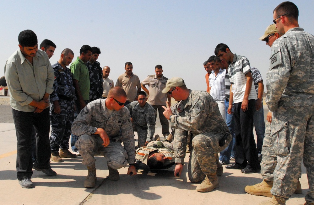 Iraqi medics receive MEDEVAC training