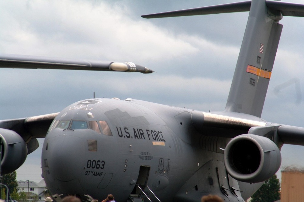 Altus C-17 Crew Holds Air Demonstration As Part of Scott AFB Airshow