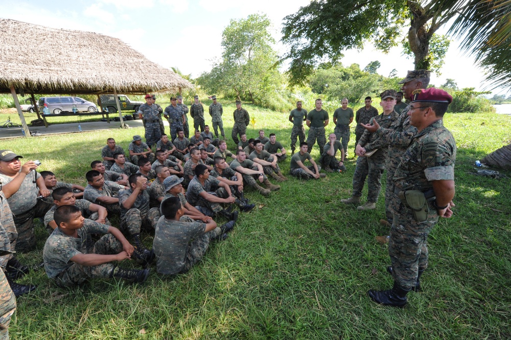 Marine Leaders Interact With U.S., Guatemalan Marines during Continuing Promise 2010