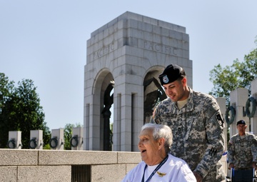 Honor Flight takes veterans to WWII National Memorial