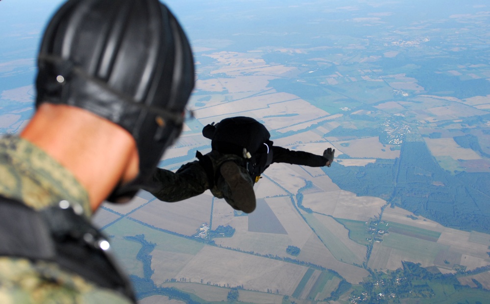 Croatian special forces jump into Jackal Stone 10 Exercise