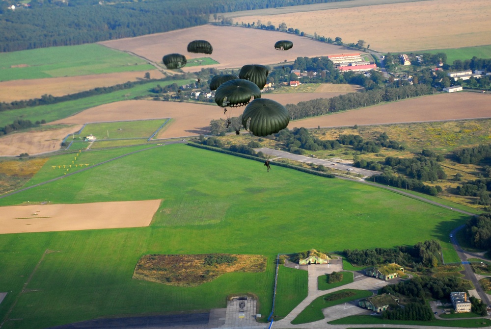 Croatian special forces jump into Jackal Stone 10 Exercise