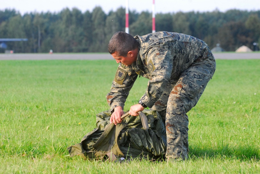 Croatian special forces jump into Jackal Stone 10 Exercise