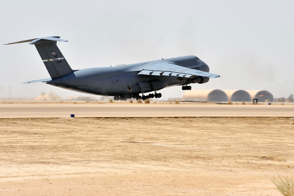 521st AMOG Keeps Galaxies Flying Through Iraq