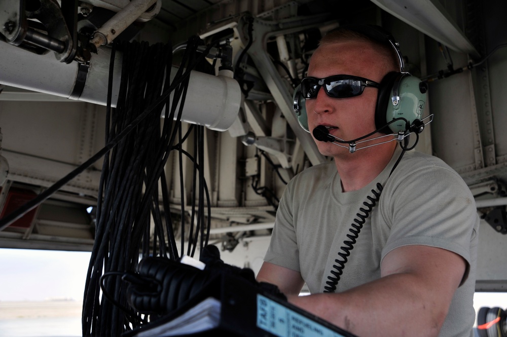 521st AMOG Keeps Galaxies Flying Through Iraq