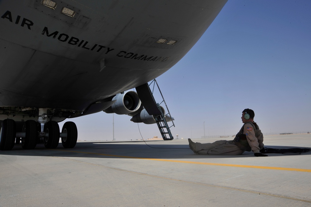 521st AMOG Keeps Galaxies Flying Through Iraq