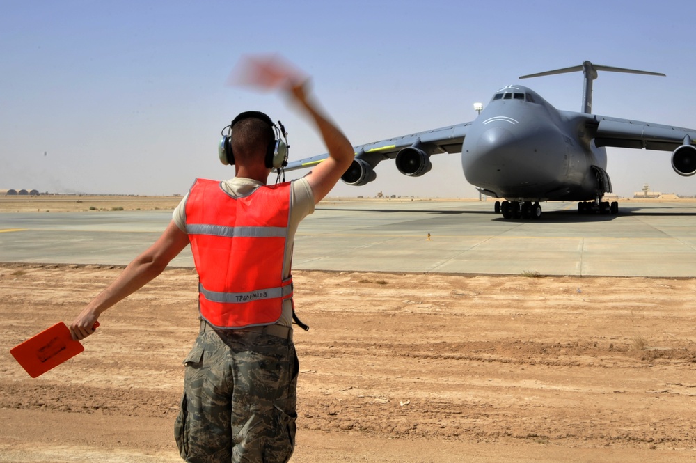 521st AMOG Keeps Galaxies Flying Through Iraq