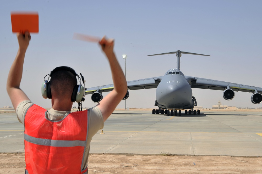 521st AMOG Keeps Galaxies Flying Through Iraq