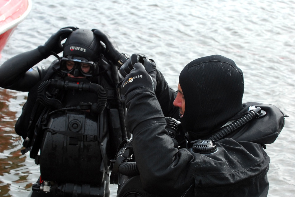 Lithuanian, Polish Naval Special Operation Forces Divers Perform Underwater Dive Training