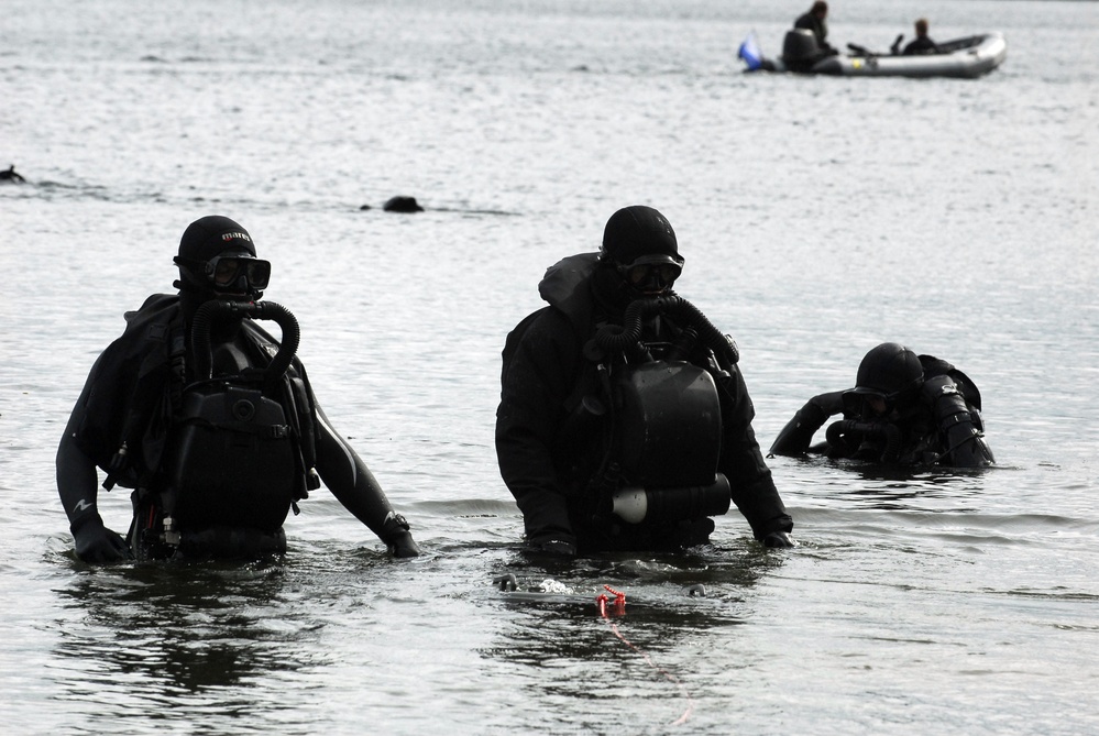 Lithuanian, Polish Naval Special Operation Forces Divers Perform Underwater Dive Training