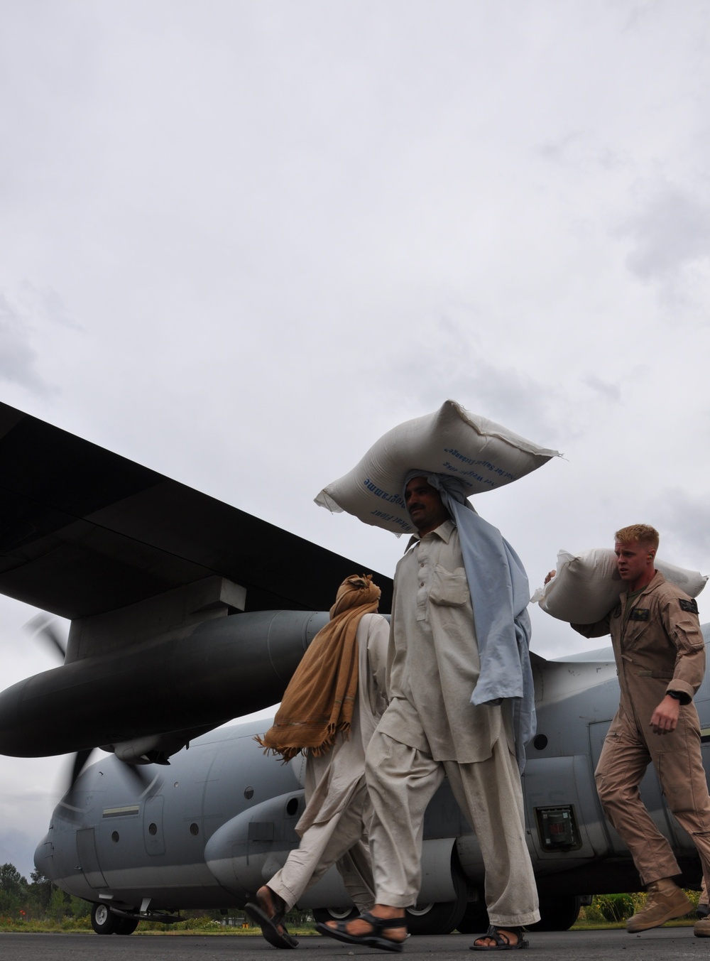 Marines, Pakistanis Cooperate in Flood Relief Efforts