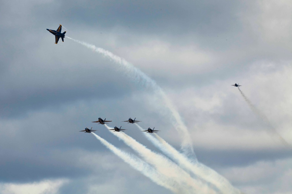 Blue Angels Arrive in Paradise